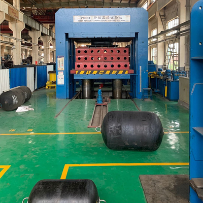 Tấm chắn bùn cao su khí nén màu đen có độ bền kéo cao Yokohama 4,5 * 12,0m dành cho tàu lớn